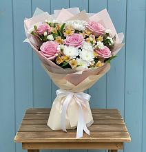 Букет цветов из:  Гвоздики, Орхидеи и Розы в Реж