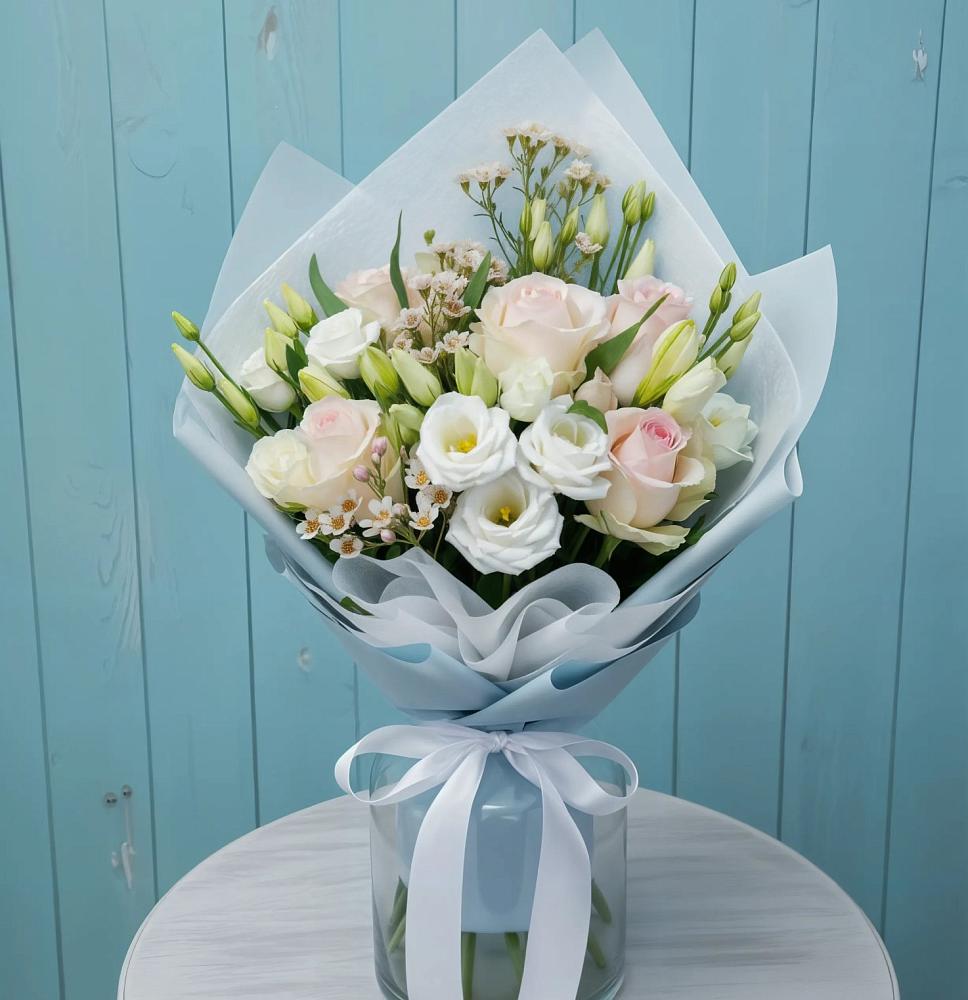 Букет цветов из: Розы и Лизиантусы в Реж