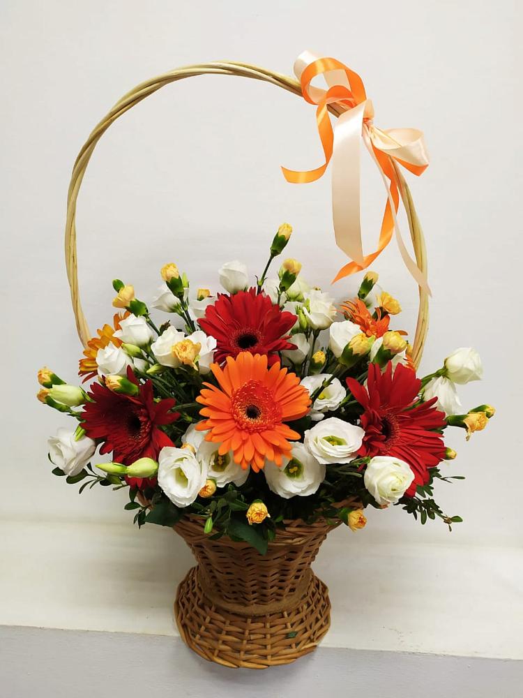 Цветочная композиция из Герберы и Хризантемы в корзине в Реж