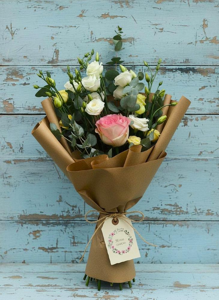 Букет цветов из: Розы и Лизиантусы в Реж