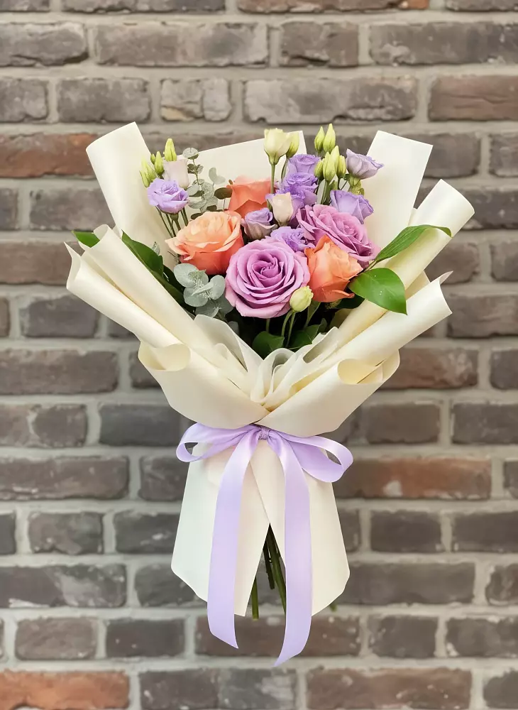 Букет цветов из: Лизиантусы и Розы в Реж