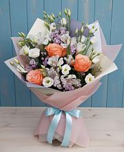 Букет цветов из:  Лизиантусы, Розы, Альстромерии и Гипсофила в Реж