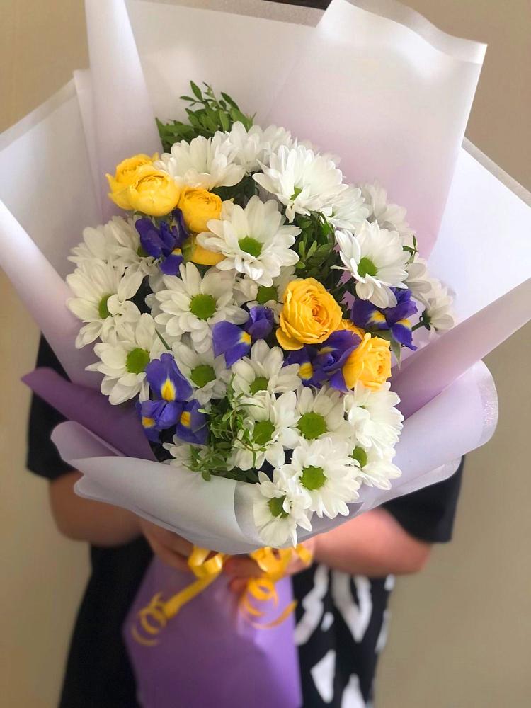 Букет цветов из: Ирисы, Хризантемы и Розы в Реж