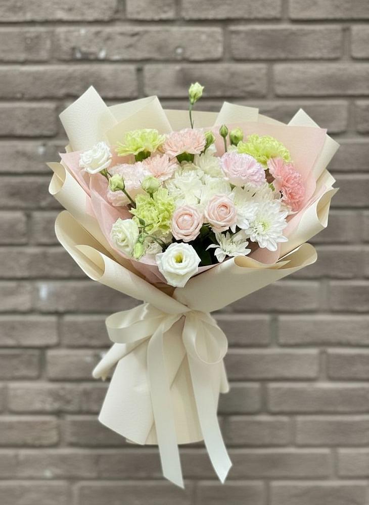 Букет цветов из: Гвоздики, Розы, Лизиантусы и Хризантемы в Реж