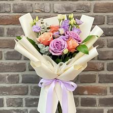 Букет цветов из:  Лизиантусы и Розы в Реж