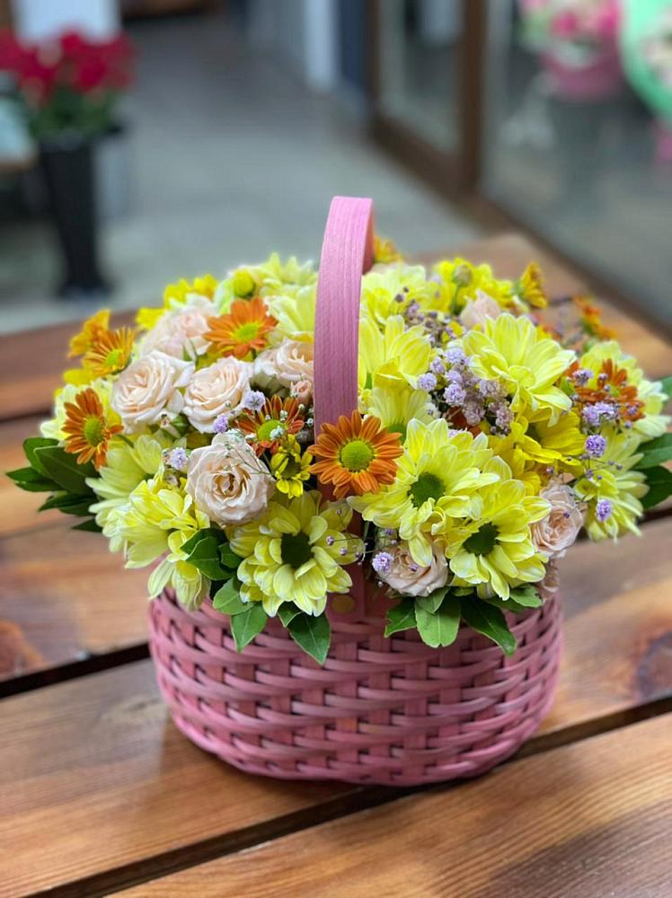Цветочная композиция из Хризантемы и Розы в корзине в Реж