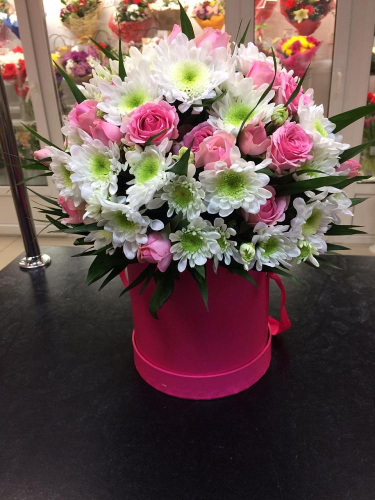 Цветочная композиция из Розы и Хризантемы в шляпной коробке в Реж