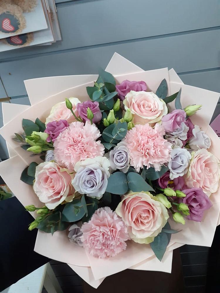 Букет цветов из: Розы, Гвоздики и Лизиантусы в Реж