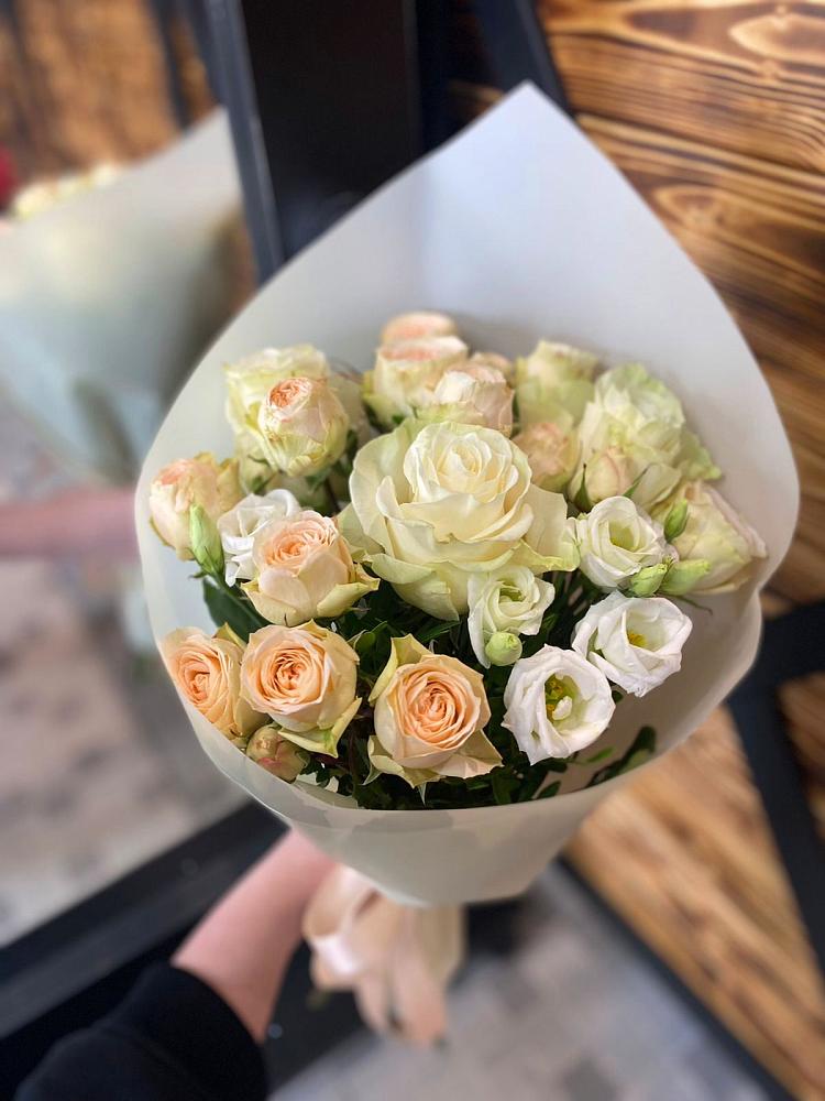 Букет цветов из: Розы и Лизиантусы в Реж